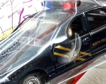 Coche de policía de Alaska del Polo Norte - Ford Crown Victoria - ¡En perfecto estado/Sellado de fábrica! Road Champs - ¡El regalo perfecto para su agente!