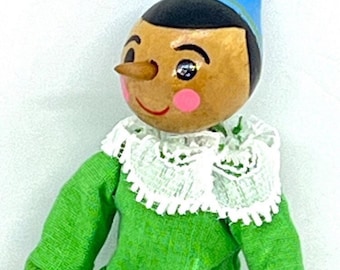 Muñeco Pinocho hecho a mano en madera maciza. ¡Adorable! Empaque sellado de fábrica/En perfectas condiciones. Fabricado por B. Shackman. ¡El regalo perfecto para coleccionistas!
