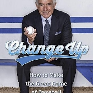 Könnte beinhalten: Buchcover mit Buck Martinez, Autor von "Change Up", der einen Baseball hält. Der Buchtitel ist in einer stilisierten Schriftart gehalten, mit dem Text darunter: "How to Make the Great Game of Baseball Even Better."