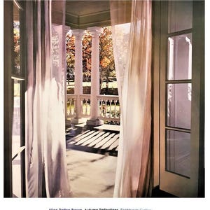 Könnte beinhalten: Ein Gemälde, das eine Veranda mit weißen Säulen und einer Balustrade zeigt, durchscheinend durch helle Vorhänge. Die Szene fängt das Sonnenlicht ein, das durch das Herbstlaub scheint und eine warme Atmosphäre schafft. Das Bild trägt den Titel "Autumn Reflections".
