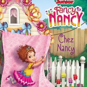 Könnte beinhalten: Kinderbuchcover für "Fancy Nancy: Chez Nancy" aus der Reihe "I Can Read!". Das Bild zeigt ein Cartoon-Mädchen in einem rosa Kleid, das einen rosa Vorhang hält. Der Buchtitel und das Disney Junior-Logo sind sichtbar.