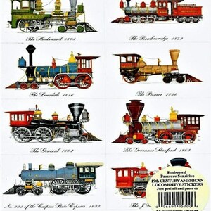 Puede incluir: Hoja de pegatinas en relieve con ilustraciones de locomotoras americanas del siglo XIX. Las pegatinas muestran varias máquinas de vapor con nombres y fechas, como "The General 1862" y "The Governer Stanford 1863."