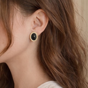 Pendientes retro dorados con piedra negra ovalada para mujer, elegantes, minimalistas y vintage, joyería clásica con estilo.