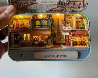 Diorama en lata de menta en miniatura deambulando por París