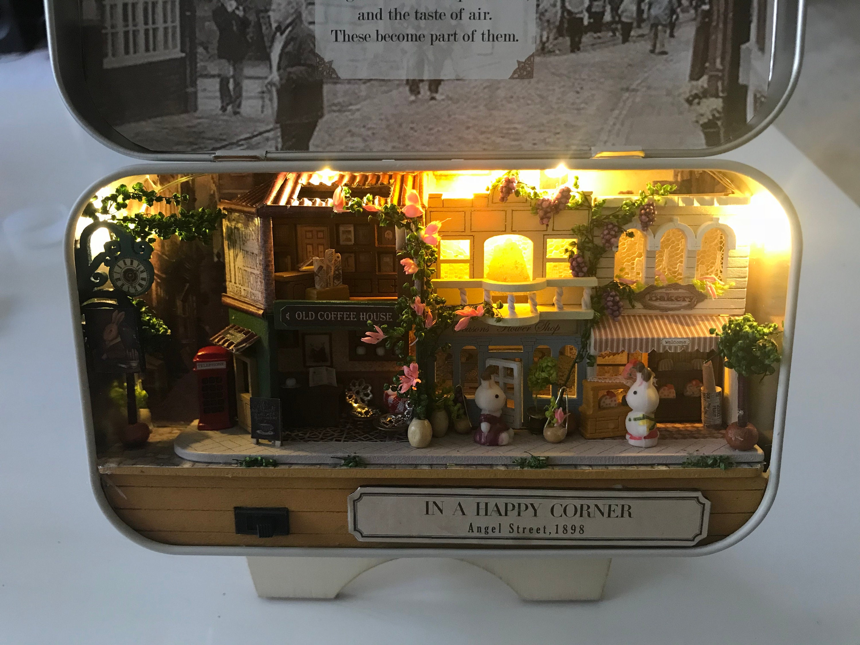 En un rincón feliz del mundo Tiny Mint Tin Diorama