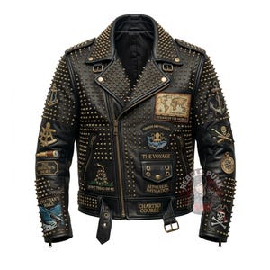 Puede incluir: Chaqueta de cuero negro con tachuelas doradas y parches. Los parches incluyen temas náuticos, un mapa del mundo y las frases "The Unknown Shore" y "Charted Course". La chaqueta tiene cierre de cremallera y detalles de hebilla.