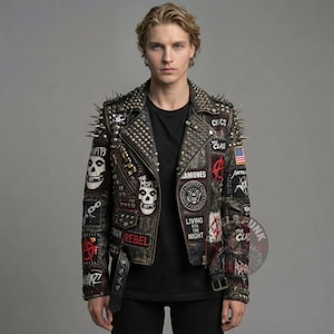 Könnte beinhalten: Handgefertigtes Holzschild mit dem Text "Welcome to our home" in handschriftlichem Stil. Das Schild ist weiß lackiert mit schwarzer Schrift und einem Used-Look, geeignet für den Innen- und Außenbereich.