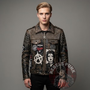 Op de afbeelding: Een set van drie keramische mokken met een gespikkelde, matte afwerking. Elke mok heeft een andere kleur: lichtblauw, crème en grijs. De mokken hebben een eenvoudig, modern ontwerp met een afgeronde vorm en een oor.