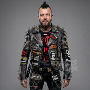 Può includere: Una tazza di ceramica bianca con manico nero e la scritta "But First, Coffee" in stile scritto a mano. La tazza è su una superficie bianca. La tazza è alta 10 cm.