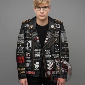 Op de afbeelding: Een rustiek houten bord met de tekst "Welcome to our home" in witte letters. Het bord heeft een verweerde afwerking en een eenvoudig, uitnodigend ontwerp, perfect voor een veranda of entree.