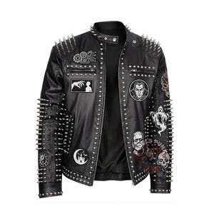 Könnte beinhalten: Schwarze Lederjacke mit silbernen Stacheln auf Schultern und Ärmeln. Die Jacke hat verschiedene Aufnäher mit Bildern eines Geistes, eines Schädels und eines Vampirs. Sie hat einen Reißverschluss und einen runden Kragen.