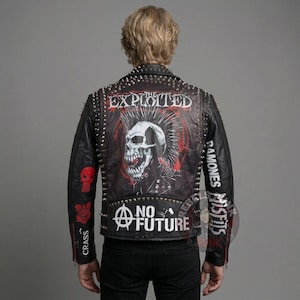 Puede incluir: Chaqueta de cuero negro con tachuelas plateadas y gráficos de punk rock. La espalda presenta un gráfico de calavera con las palabras "The Exploited" y "No Future". Las mangas tienen "Ramones" y "Misfits".