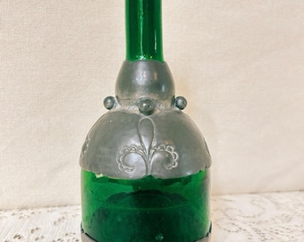 Decantador de vidrio verde de principios del siglo XX con decoración de aluminio forjado a mano.