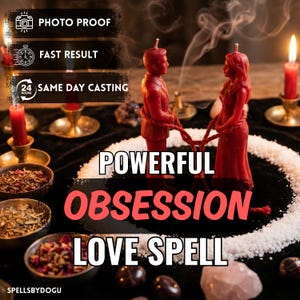 Op de afbeelding: Een rode kaars in de vorm van een paar, verbonden door een touw, is het middelpunt van de afbeelding. De woorden "POWERFUL OBSESSION LOVE SPELL" staan in rood en wit. Brandende kaarsen, kommen met kruiden en de tekst "PHOTO PROOF", "FAST RESULT" en "SAME DAY CASTING" zijn ook zichtbaar.