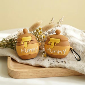 Puede incluir: Una taza de cerámica blanca con un asa negra y el texto "But First, Coffee" en negro, en negrita. La taza está sobre una superficie blanca.