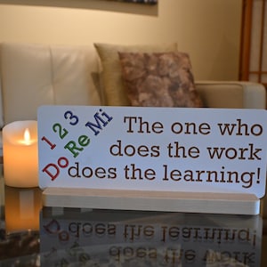 Letrero de escritorio de aprendizaje inspirador, con base de pino, "¡El que hace el trabajo, hace el aprendizaje!"