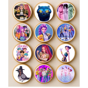 Peut inclure: Une collection de douze biscuits ronds avec divers motifs colorés. Les biscuits présentent des images de personnages animés, un chat bleu et du texte. Chaque biscuit a une bordure marron clair.
