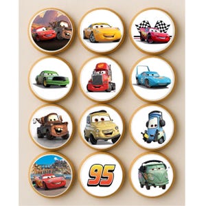 Puede incluir: Una docena de galletas redondas con imágenes de personajes de la película animada Cars. Las galletas presentan imágenes de Rayo McQueen, Mate y otros vehículos. Las galletas tienen un borde marrón claro.