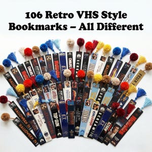 Puede incluir: Una colección de 106 marcapáginas retro estilo VHS, cada uno con un título de película diferente. Los marcapáginas están dispuestos en forma de abanico y adornados con borlas y pompones de colores. El texto "106 Retro VHS Style Bookmarks - All Different" se muestra en la parte superior.