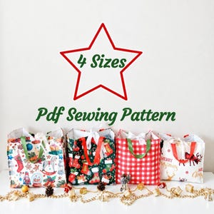 Könnte beinhalten: Ein PDF-Schnittmuster für vier Taschengrößen, mit einem roten Stern und dem Text 4 Sizes und Pdf Sewing Pattern. Vier Stofftaschen sind abgebildet, die weihnachtliche Motive wie Socken, Rentiere und ein rotes Karomuster zeigen.