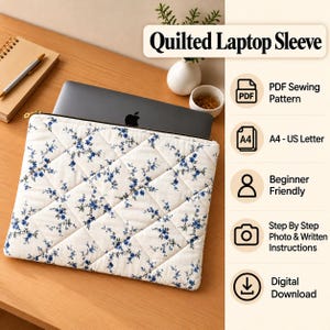 Op de afbeelding: Een gewatteerde laptophoes van witte stof met een blauw bloemenpatroon en een gouden rits. De tekst Quilted Laptop Sleeve, PDF Sewing Pattern, A4 - US Letter, Beginner Friendly, Step By Step Photo & Written Instructions, Digital Download is zichtbaar.