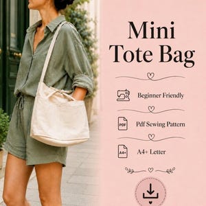 Può includere: Una mini borsa tote in tela chiara con tracolla. L'immagine include il testo: Mini Tote Bag, Beginner Friendly, Pdf Sewing Pattern, A4+ Letter e un'icona di download. La borsa è indossata con una camicia color verde salvia.