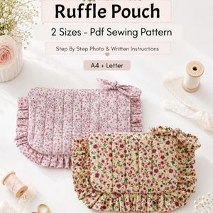 Può includere: Un cartamodello PDF per una pochette con volant in 2 taglie, che include istruzioni passo dopo passo con foto e testo per i formati A4 e Letter. L'immagine mostra due pochette trapuntate con stampe floreali e volant.