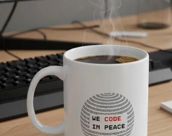 Mug We code in Peace, cadeau codage humour, chemise de programmeur, chemise d'ingénieur informaticien, chemise d'ingénieur logiciel, humour d'ingénieur logiciel