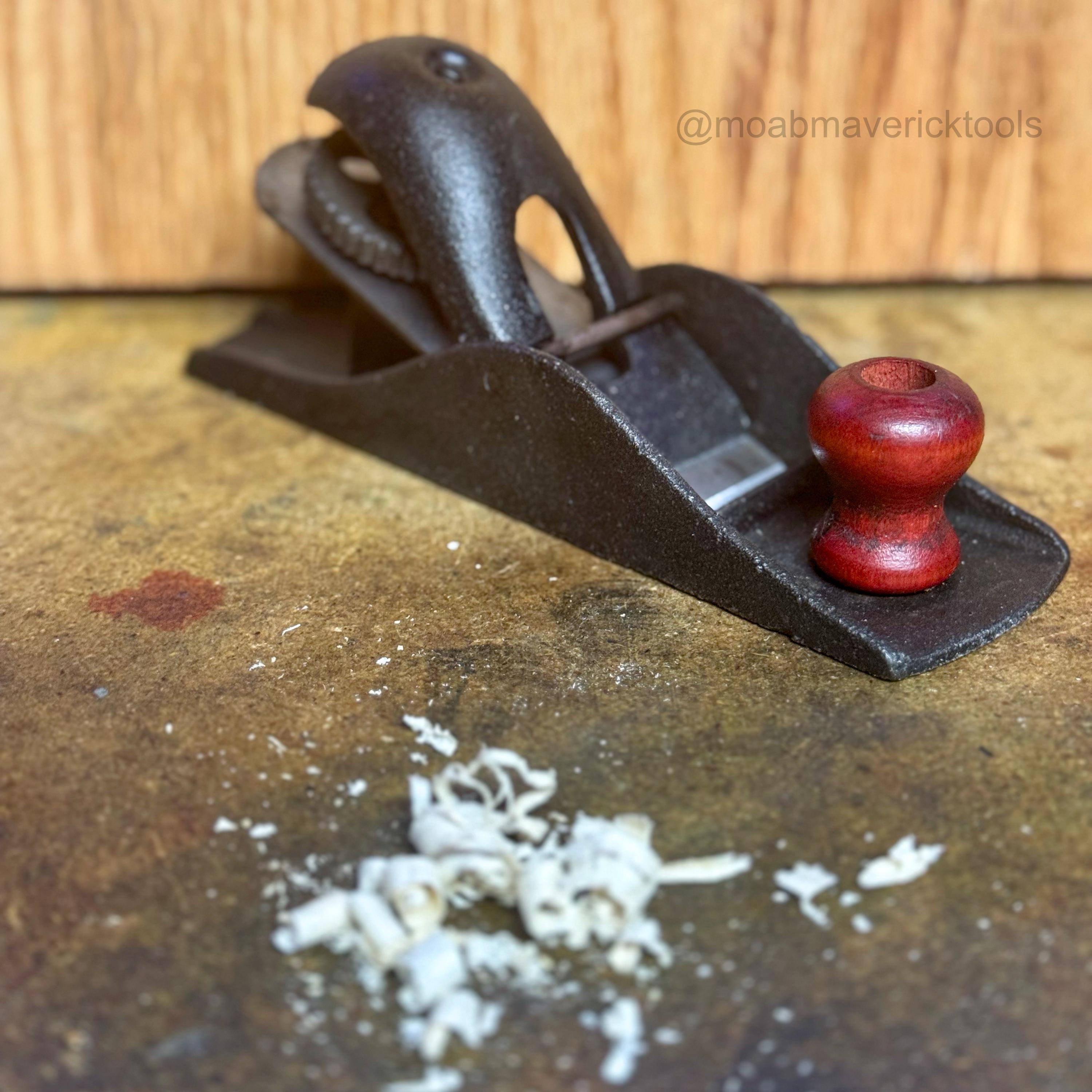 Vintage simple bench plane – single-iron utility wood plane, non-Bailey design (no chipbreaker)