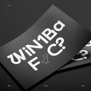 Könnte beinhalten: Zwei schwarze Visitenkarten mit weißem Text und einer Dinosauriergrafik. Der Text auf den Karten lautet "WiN1Ba F&C?" in einer fetten, serifenlosen Schriftart. Die Karten sind leicht gebogen, mit dunklem Hintergrund.