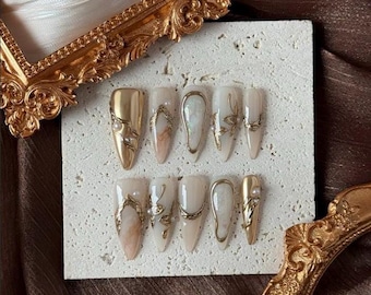 Uñas postizas de aguja color marfil y dorado // Hechas a mano y reutilizables // Detalle cromado perlado // Detalle dorado 3D // Elegante juego de uñas en tonos neutros //