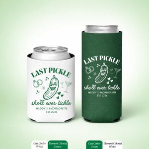 Op de afbeelding: Twee blikjeskoelers, één witte en één groene, met de tekst "LAST PICKLE" en "she'll ever tickle". Het ontwerp bevat een lachende augurk, trouwringen en martiniglazen. "MADDY'S BACHELORETTE EST 2026" is ook gedrukt.