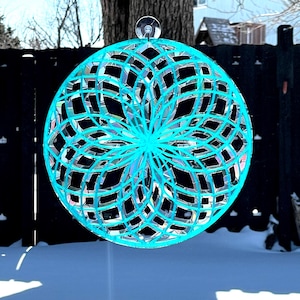 Puede incluir: Una taza de cerámica blanca con asa negra y el texto "But First, Coffee" en negrita negra. La taza está sobre un fondo borroso. La taza mide aproximadamente 10 cm de altura.