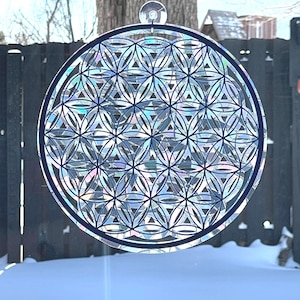 Puede incluir: Un juego de tres cuencos apilables de cerámica en tonos azul, verde y blanco. Los cuencos presentan un esmalte moteado y un diseño sencillo y moderno. El cuenco más grande tiene aproximadamente 18 cm de diámetro.