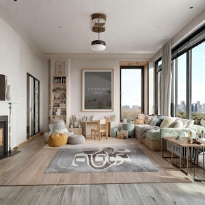 Puede incluir: Un salón moderno y luminoso con una gran ventana con vistas a la ciudad. La habitación cuenta con un sofá, una alfombra, un escritorio pequeño y un cuadro enmarcado con el texto "YOUR DESIGN HERE". Hay juguetes y cojines.