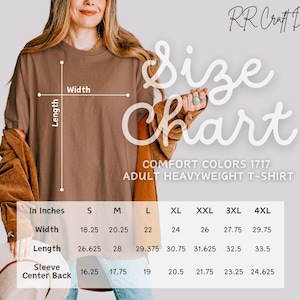 Puede incluir: Una camiseta marr&oacute;n Comfort Colors para adultos de peso pesado con una tabla de tallas. La tabla muestra las medidas en cent&iacute;metros para el ancho, el largo y el centro de la manga para las tallas S a 4XL. El texto "RR Craft Design" est&aacute; en la esquina superior derecha.