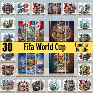 Pu&ograve; includere: Una collezione di 30 bicchieri a tema Coppa del Mondo FIFA. Ogni bicchiere presenta design unici con palloni da calcio, bandiere e immagini specifiche per paese. Il testo "FIFA World Cup" e "Tumbler Bundle" sono visibili.