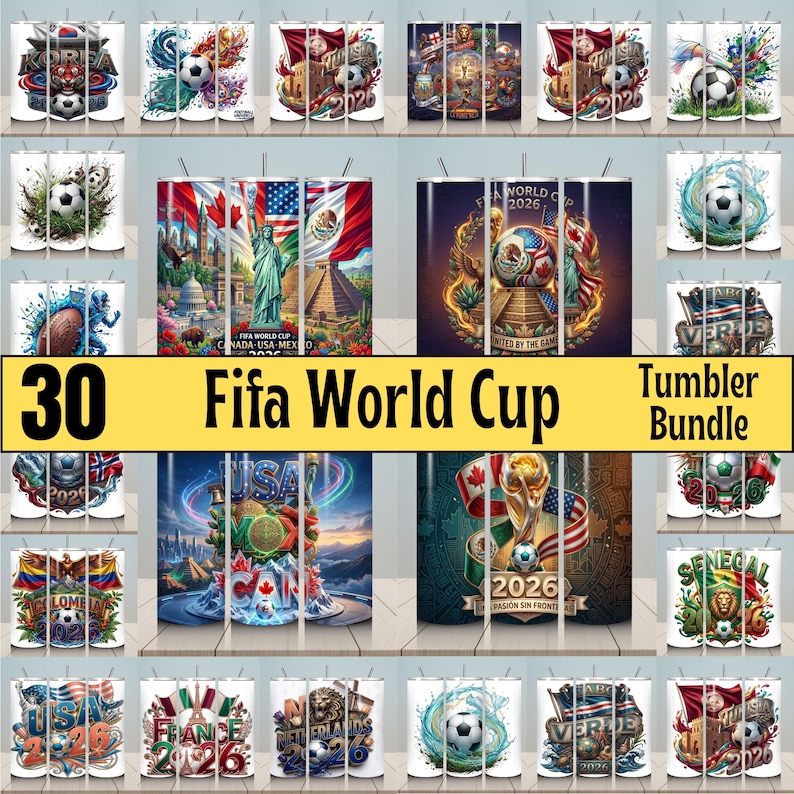 Pu&ograve; includere: Una collezione di 30 bicchieri a tema Coppa del Mondo FIFA. Ogni bicchiere presenta design unici con palloni da calcio, bandiere e immagini specifiche per paese. Il testo "FIFA World Cup" e "Tumbler Bundle" sono visibili.