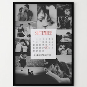 Op de afbeelding: Een zwart-wit fotocollage in een zwarte lijst met meerdere afbeeldingen van een koppel. Een centraal wit blok toont de tekst SEPTEMBER, een kalenderrooster met de 25e omcirkeld in het rood en de tekst ONE YEAR OF US eronder.