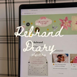 Peut inclure: Un écran d'ordinateur portable affiche une page web intitulée "2026 Rebrand Diary". L'écran présente les mots "Rebrand Diary" en cursive, ainsi que l'expression "Becoming my 2026 self!" et une image d'une enveloppe.