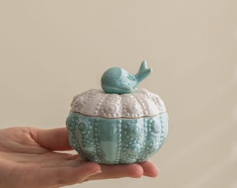 Joyero de ballena de cerámica verde, plato para anillos, joyero de erizo de mar pintado a mano, decoración costera para el hogar, regalo náutico de playa para ella