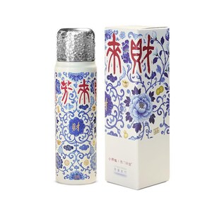 以下が含まれることがあります： シルバーの蓋とマッチする箱が付いた白い断熱ウォーターボトル。ボトルと箱には、中国の文字が入った青と赤の花柄が施されています。ボトルの高さは約23cmです。