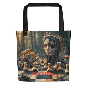 Peut inclure: Sac fourre-tout noir avec un motif d'échecs surréaliste. Il présente un visage de femme avec une couronne, des champignons et des pièces d'échecs sur un échiquier. Le mot "ONORIKA" est imprimé en rouge.