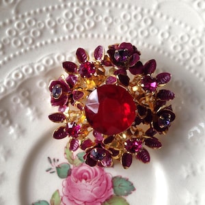 Broche en strass rouge rubis et émail prune, fabriquée en Autriche en 1945 / Bouquet floral vintage en forme de dôme