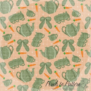 Könnte beinhalten: Nahtloses Muster mit grünen Kohl-Teekannen, Tassen und Schleifen sowie orangefarbenen Karotten auf einem pfirsichfarbenen Gitterhintergrund. Die Worte "Pixels to Pattern" und "Hand Drawn - Seamless Pattern" befinden sich in der unteren rechten Ecke.
