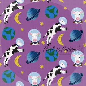 Può includere: Motivo senza cuciture con mucche dei cartoni animati in tute spaziali, pianeti, lune e stelle su uno sfondo a griglia viola. Il design include il testo "Pixels to Pattern" e "Hand Drawn Seamless Pattern".