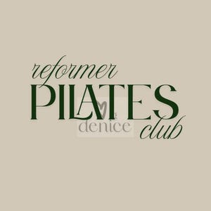Könnte beinhalten: Ein Logo für ein Pilates-Studio. Die Wörter "reformer PILATES club" sind in Dunkelgrün gehalten, mit "denice" in einem helleren Grau. Der Hintergrund ist hellbeige.