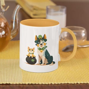 Puede incluir: Un juego de tres tazas de cerámica con un acabado mate moteado. Cada taza presenta un color diferente: azul claro, crema y gris. Las tazas tienen un diseño simple y moderno y un asa cómoda.