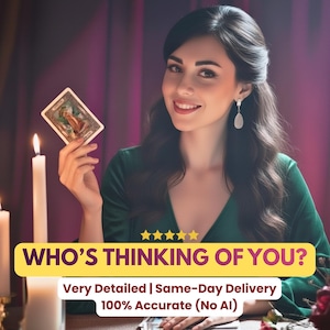 Può includere: Una donna in abito verde tiene in mano una carta dei tarocchi, sorridendo. L'immagine include il testo "WHO'S THINKING OF YOU?" e "Very Detailed | Same-Day Delivery 100% Accurate (No AI)". Candele accese in primo piano.