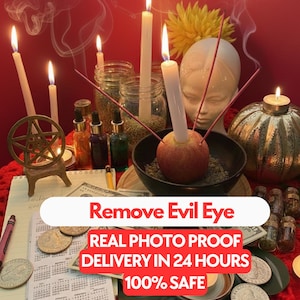 Puede incluir: Una disposición mística con velas encendidas, incienso y una manzana con una vela. Frascos de hierbas y botellas pequeñas están dispuestos con monedas y un bloc de notas. Se muestra el texto "Remove Evil Eye".